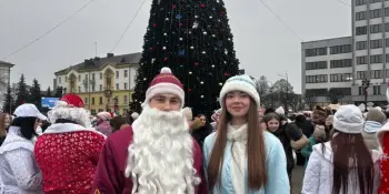 Зимняя сказка: торжественное шествие Дедов Морозов и Снегурочек